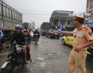 Kẹt xe suốt 10 giờ trên quốc lộ 1A 